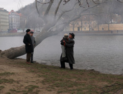 Natáčení na nábřeží u Vltavy (foto: ČT)