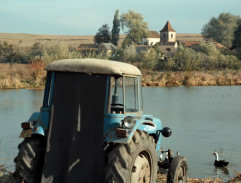 Rybník, do kterého vjede traktor Máňa