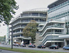 Před obchodním domem