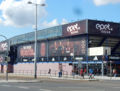 Před stadionem Sparty