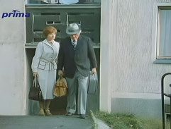 Před bydlištěm tchána