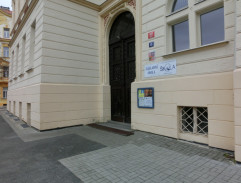 vchod do gymnázia v Hradci