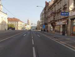 Ulice s věžičkami v pozadí