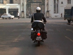 Kurýr před ministerstvem 