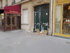 Domácí před domem