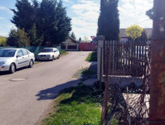 pred domom Renáty Lukášovej