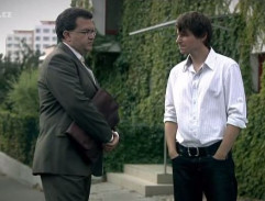 pred realitnou kanceláriou 2