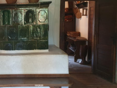 Květa přikládá do kamen