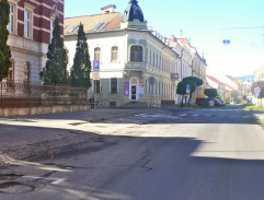 pred budovou Slovenskej národnej rady