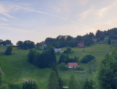 Chaloupky ve stráni