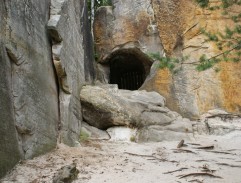 pred jaskyňou