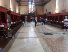 V klášteře