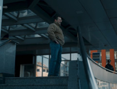 Před budovou policie