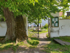 U kostela