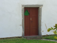 U dveří