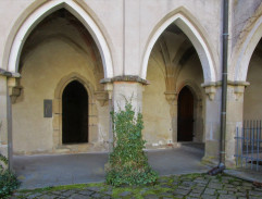 na nádvorí kláštora