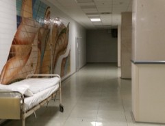 Keramický obraz na nemocniční chodbě