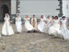 nevěsty před kostelem