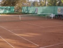 Na tenisovém kurtu