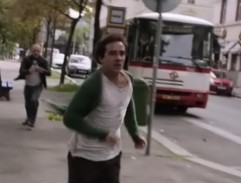Marek utíká z autobusu