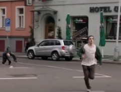 Marek utíká po ulici II