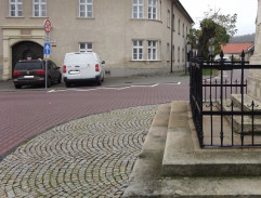 pred Sprodstredkovateľňou práce