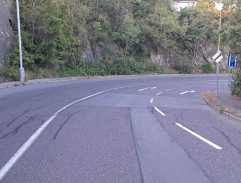 Zatáčka po skálou