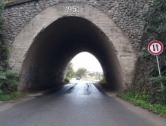 Silnice pod viaduktem