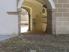 Götz přijídí na nádvoří