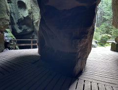 Princ přijíždí k vodopádu