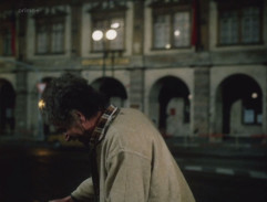 na zastávke električky