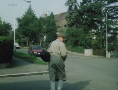 ulica pred autobusovou zastávkou