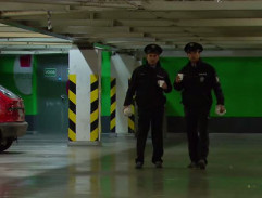 policajti v podzemnej garáži