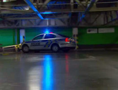 policajné auto v podzemnej garáži