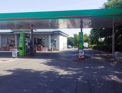 Na benzínové pumpě