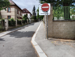 Ulice před gymnáziem