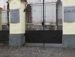 U hřbitovní brány