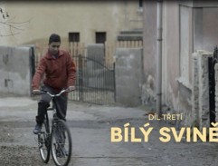 Romský kluk na kole