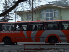 pri autobusovej zastávke