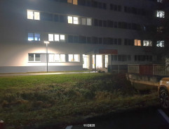 Před psychiatrickou klinikou