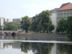 Řeka s mostem