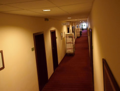 kamerový záznam hotelovej chodby