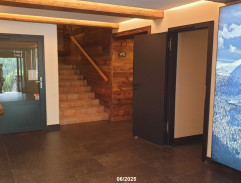 Horák u hotelové recepce