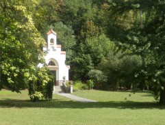Kaple v parku léčebny