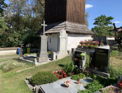 Marika Janečková na hřbitově