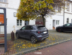 Tajomník prichádza rýchlym krokom na MNV