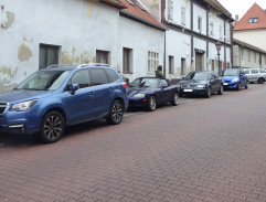 Záber na utekajúcu matku s dcérou