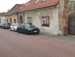 Pod oknami babky tajomníka