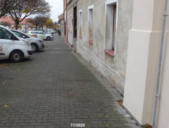 Mladík sa túla mestom