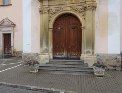 Svadba pred kostolom